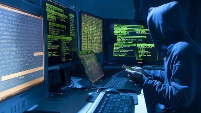 20-річний хакер у капюшоні краде гроші українців за компютерами з кодом