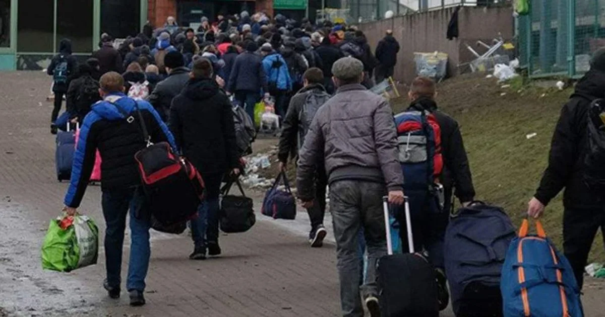 Чоловіки призовного віку з багажем виїжджають з України через кордон