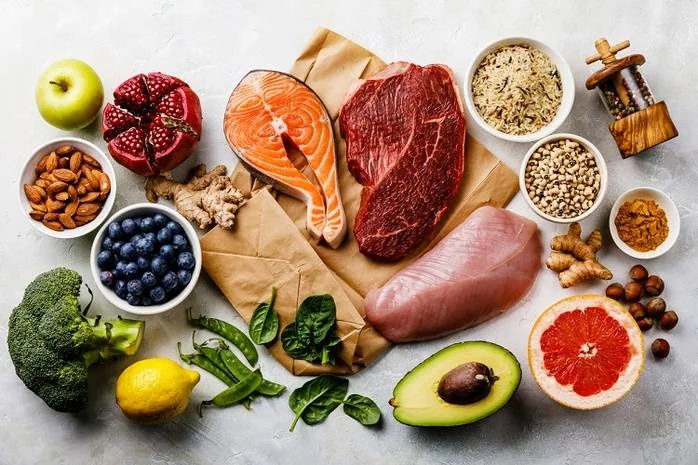 Свіжі продукти для здорового довголіття: авокадо, лосось, мясо, овочі, фрукти та горіхи