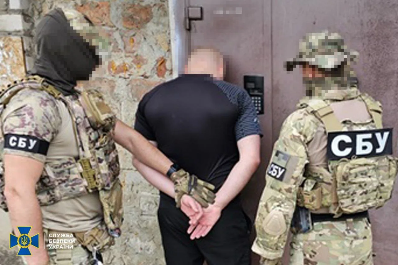 Співробітники СБУ арештовують агента ФСБ, курсанта ЗСУ, за наведення ракет на казарми