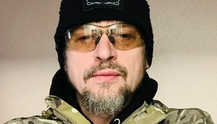 Актор Петро Крилов у військовій формі ЗСУ з бородою та окулярами