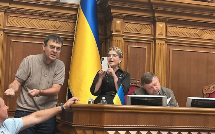 Давид Арахамія жестикулює поряд з Юлією Тимошенко під час парламентських дебатів