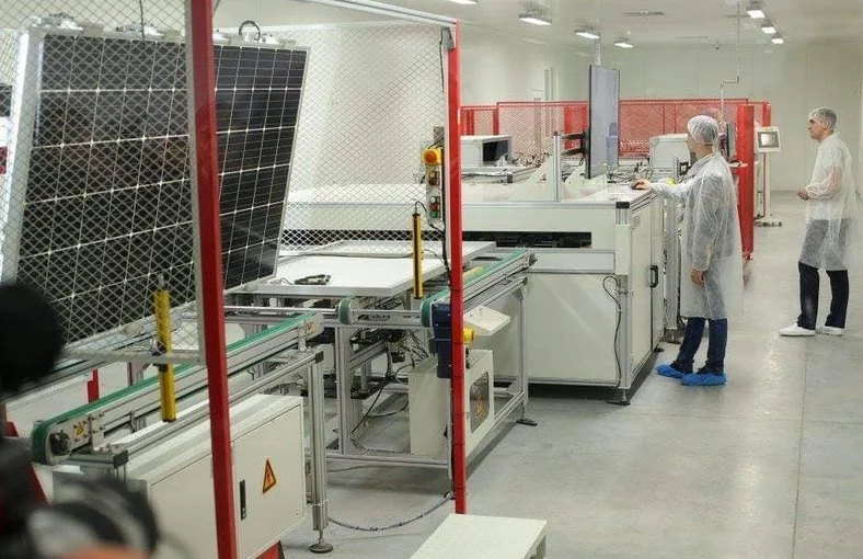 Робітники Арран Індастрі на конвеєрі виробництва сонячних панелей для України