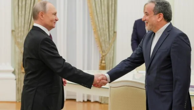 Премєр Чехії Андрей Бабіш потискає руку Володимиру Путіну під час зустрічі
