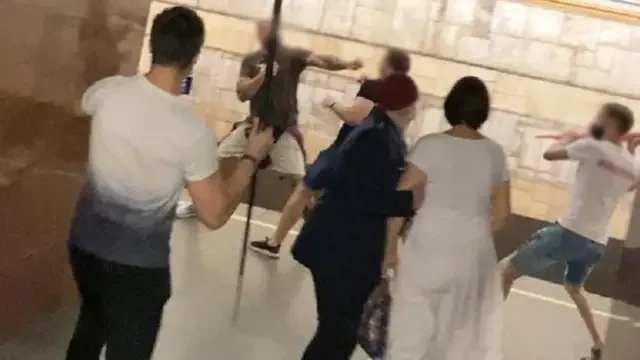 Бійка в київському метро на червоній гілці: чоловік бє ногою агресора в обличчя.