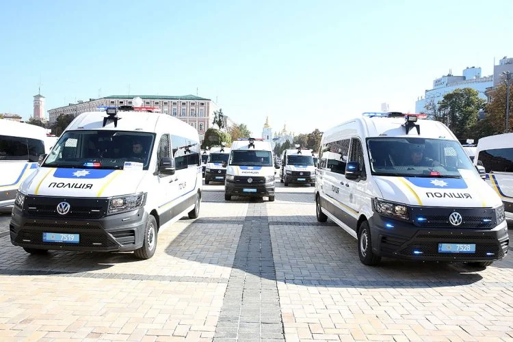 Полицейские фургоны Нацполиции патрулируют улицы на фоне послабления комендантского часа Шмыгалем.