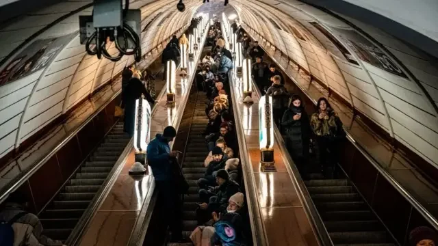 Евакуація пасажирів з тунелів київського метро під час блекауту