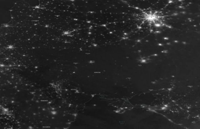 Нічний супутниковий знімок блекауту в Україні з вогнями на кордоні з Молдовою
