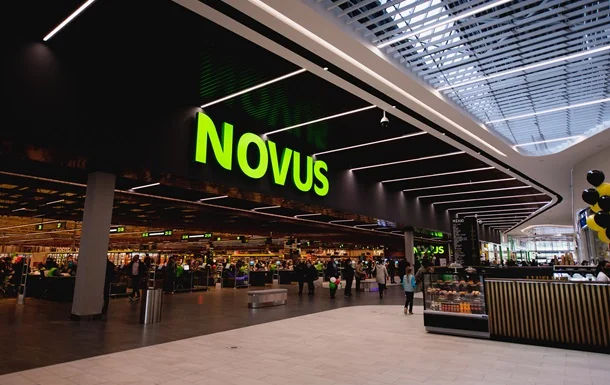 Супермаркет Novus у Києві, закритий через блекаут, з логотипом та полицями
