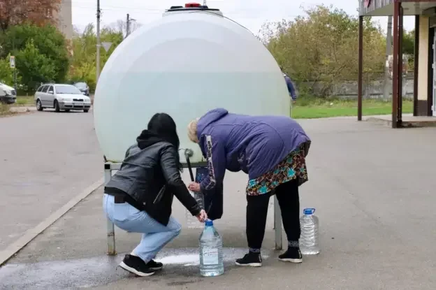 Жінки в Чернігові набирають воду з автоцистерни через відсутність гарячої води з 30 січня