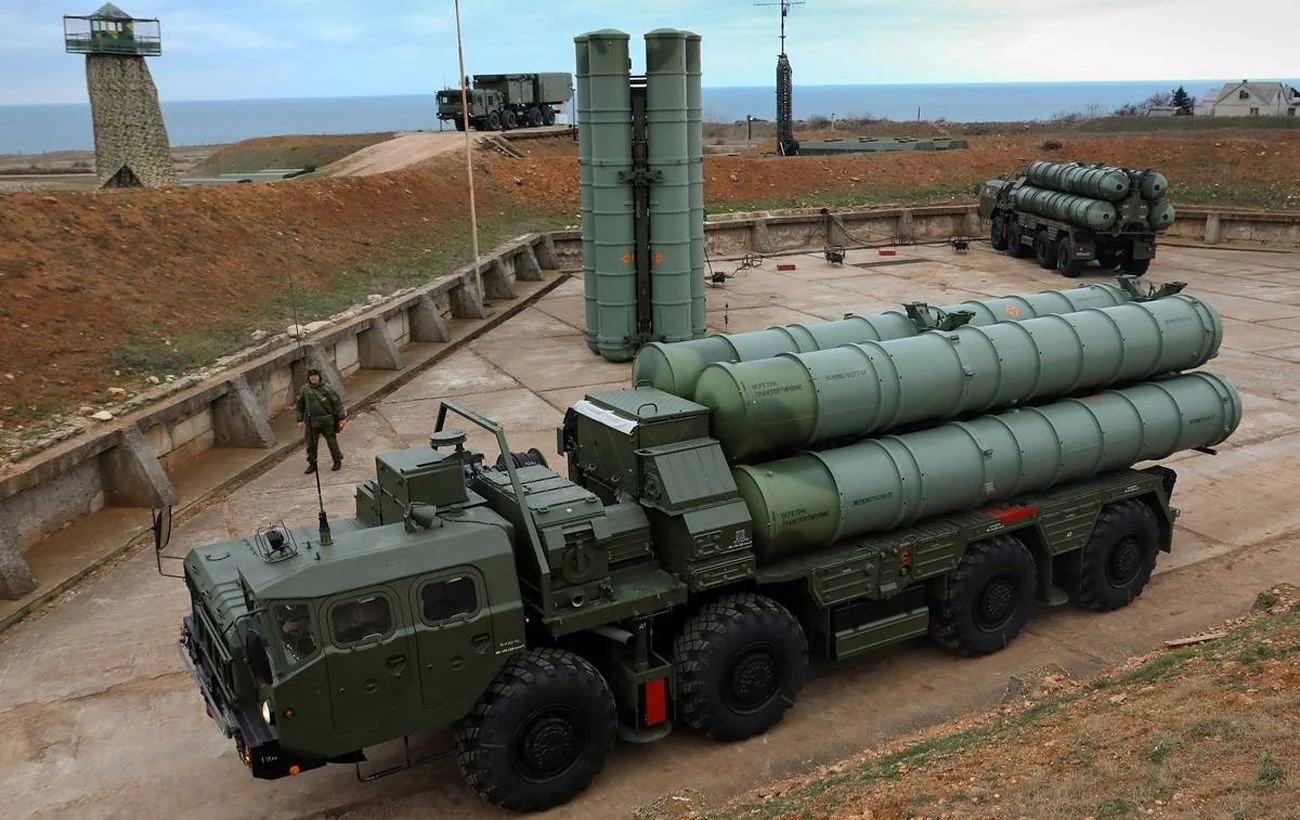 Комплекс С-400 РФ для протидії балістичним ракетам на бойовій позиції