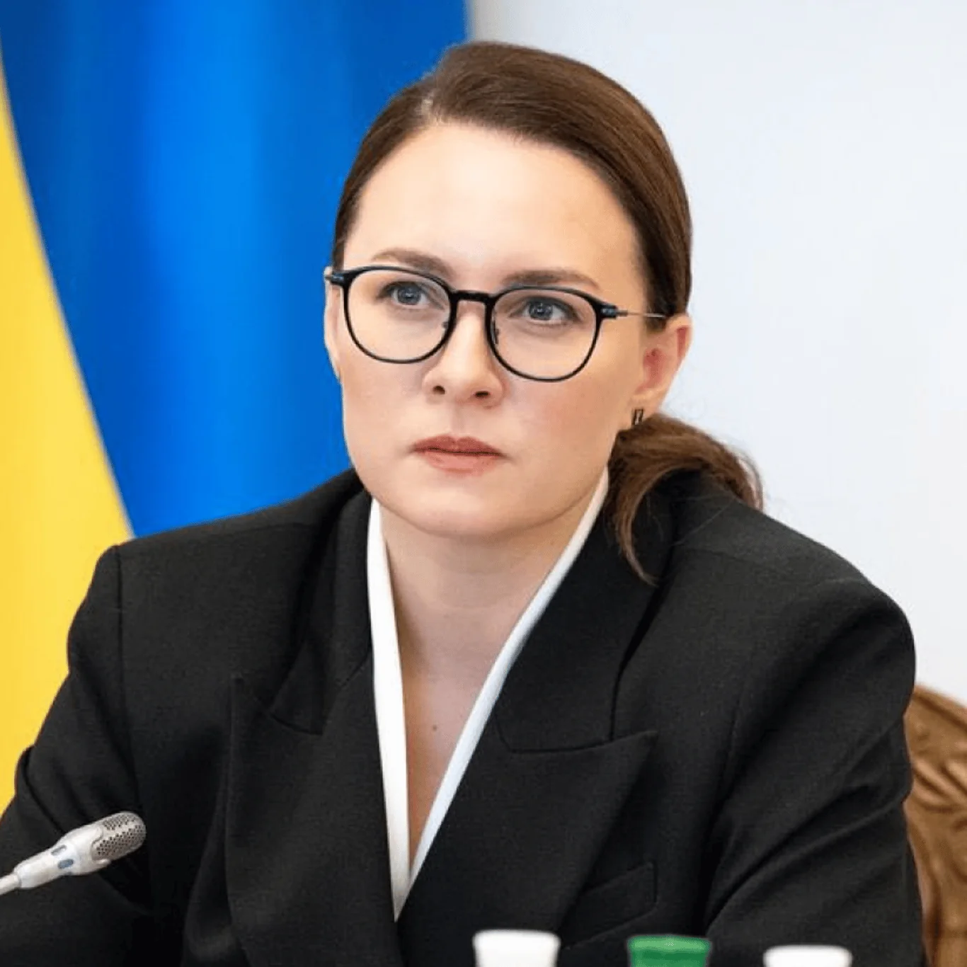 Жінка в костюмі виступає на брифінгу КМДА щодо шкільних канікул у Києві