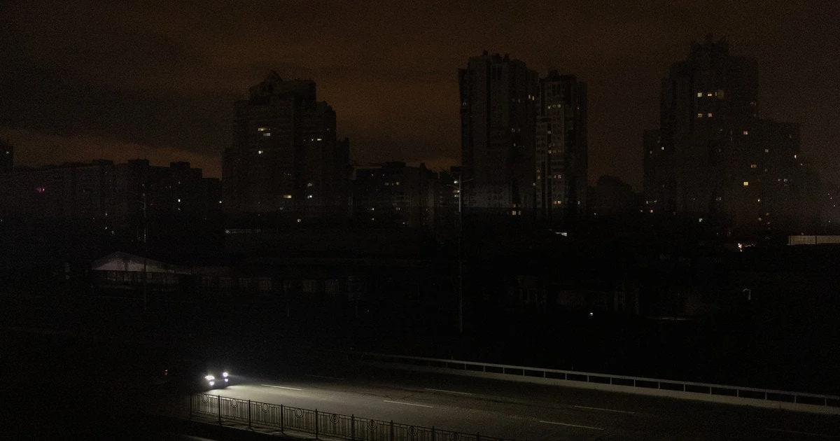 Нічний Київ з частковим освітленням під загрозою повного блекауту YASNO