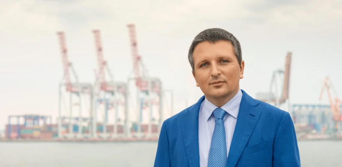 Кирил Дмитрієв у Маямі на тлі портових кранів