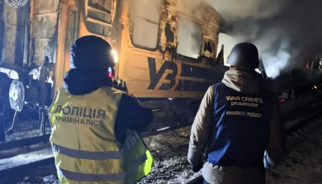 Пошкоджений пасажирський потяг після дронового удару на Харківщині, поліцейські оглядають руйнування