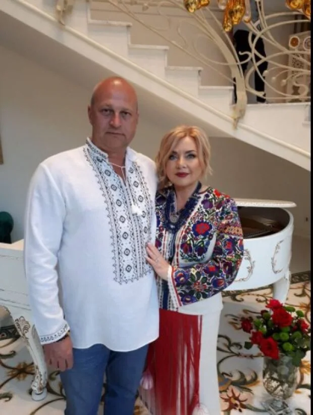 Роман Недзельский с Оксаной Билозир в вышиванках возле фортепиано в роскошном интерьере