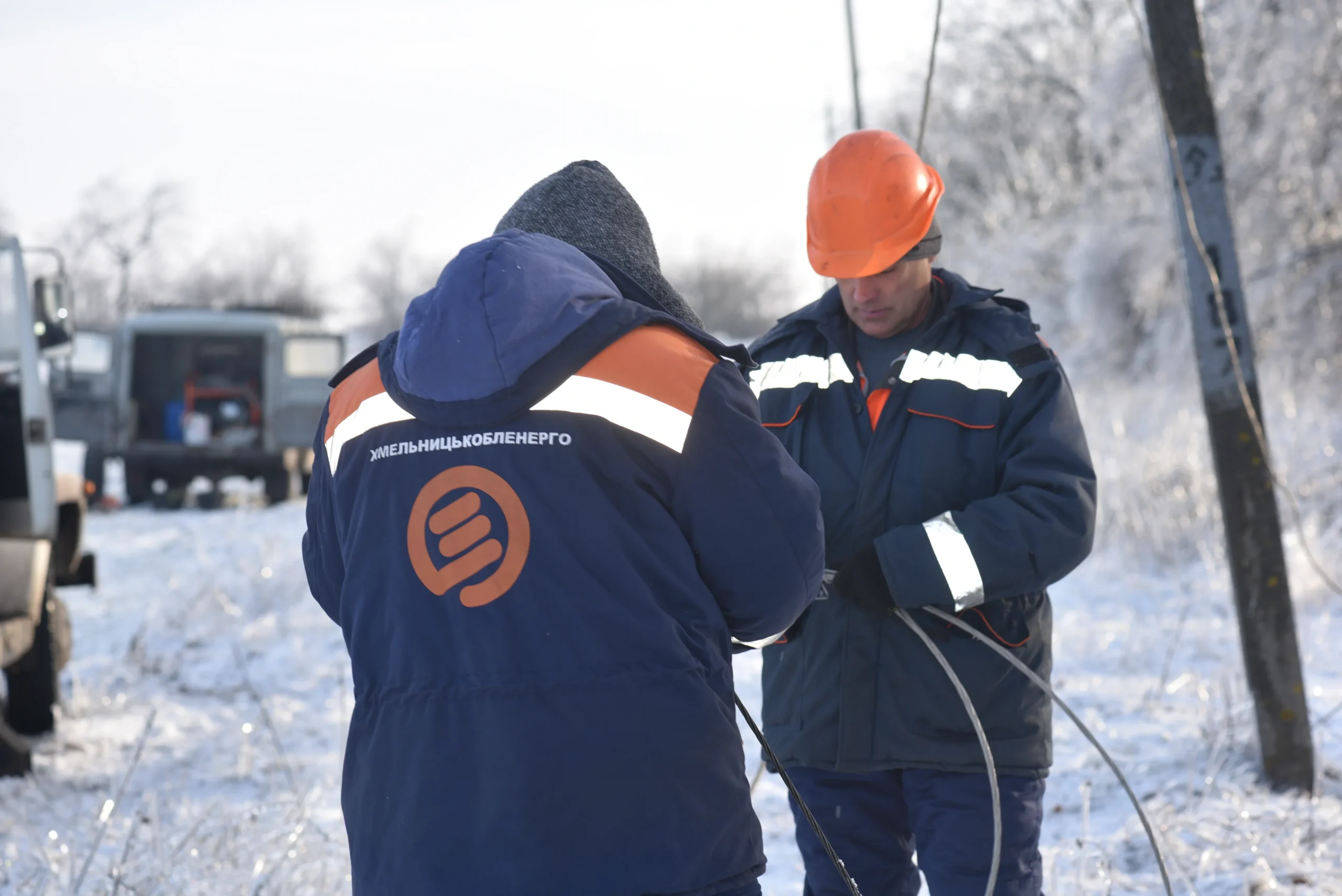 Енергетики ДТЕК у морозі ремонтують електромережу біля засніжених стовпів