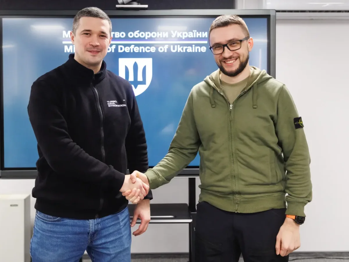 Сергей «Флеш» Бескрестнов жмёт руку представителю Минобороны Украины