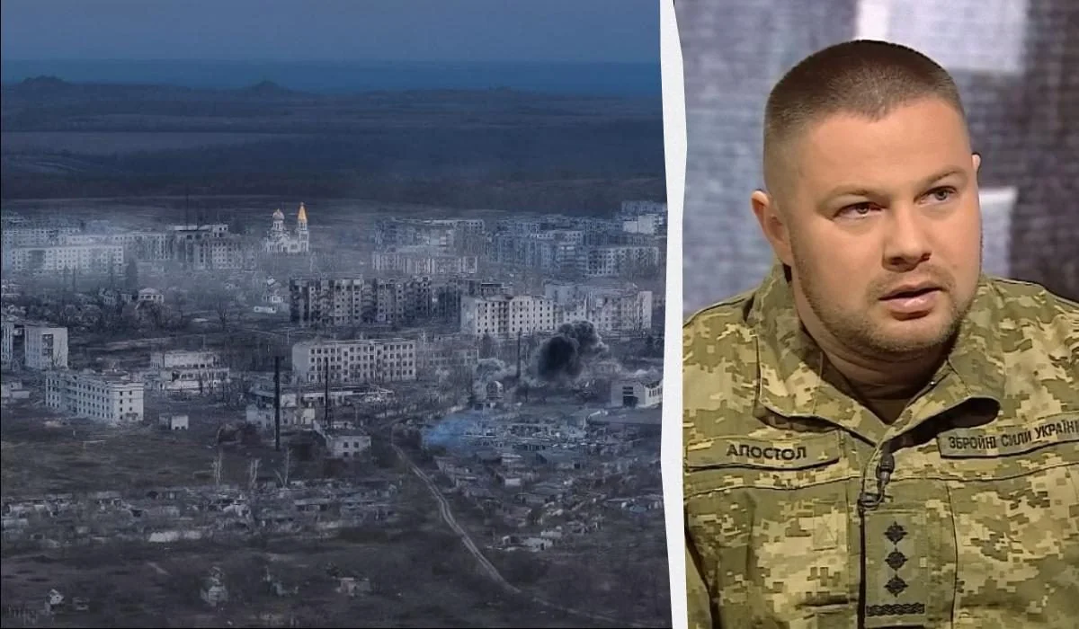 Генерал Апостол у формі ДШВ на тлі панорами Покровська з руйнуваннями