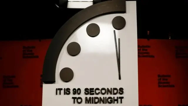 Годинник Судного дня показує 90 секунд до півночі з написом «IT IS 90 SECONDS TO MIDNIGHT»