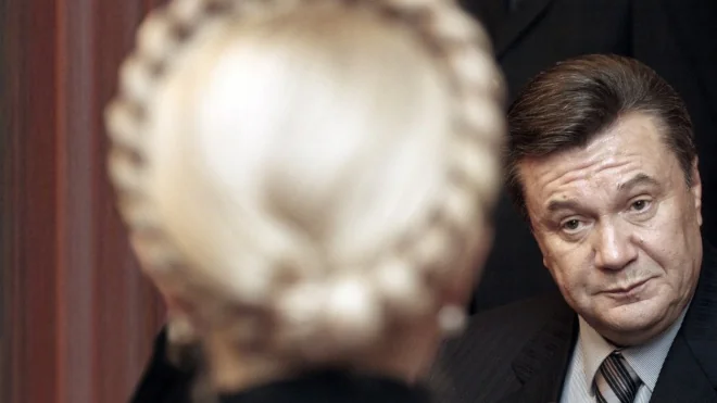 Юлія Тимошенко розмовляє з депутатом щодо плівок Грохнути більшість