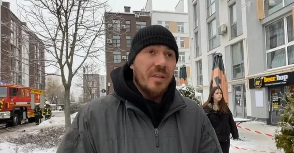 Журналист Марьян Кушнир возле пожарной машины на месте спасения ребенка в Белогородке