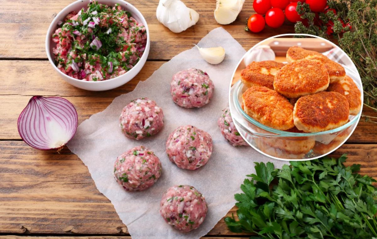 Сырые котлеты из мясного фарша, жареные котлеты, зелень, чеснок и овощи для идеальных котлет