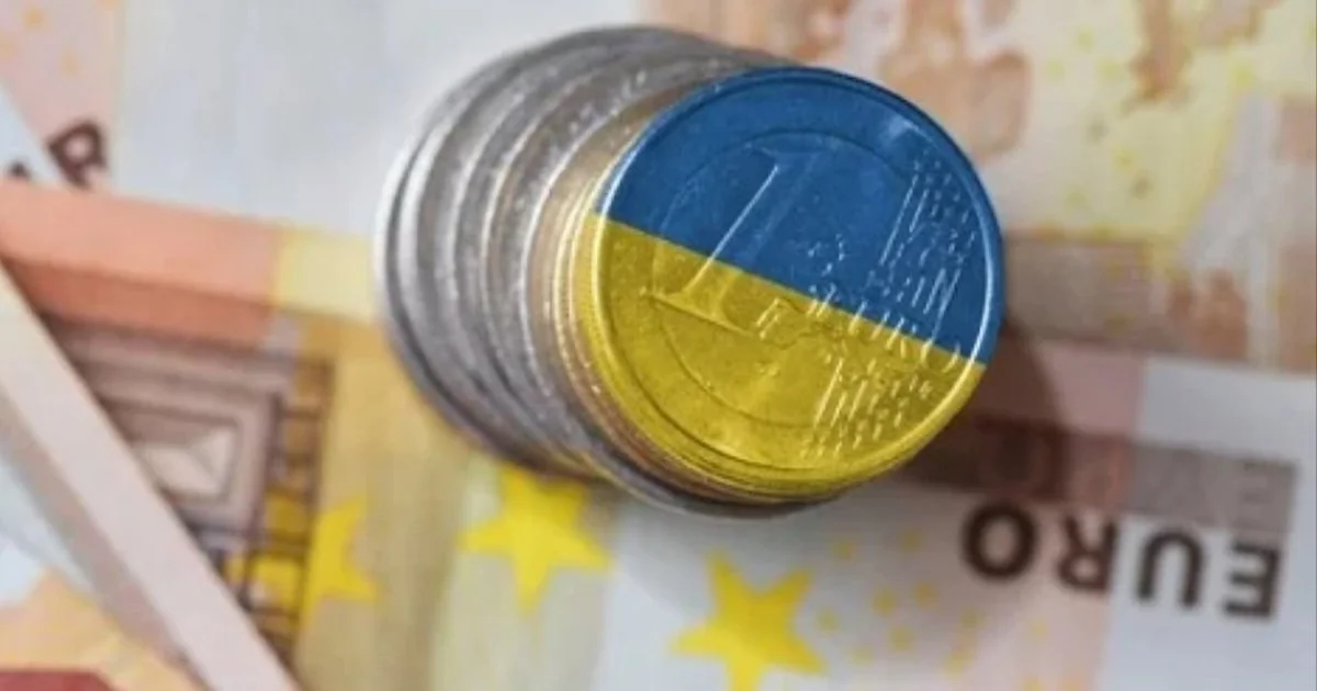 Євро монети з українським прапором на тлі купюр, курс наблизився до 51 грн
