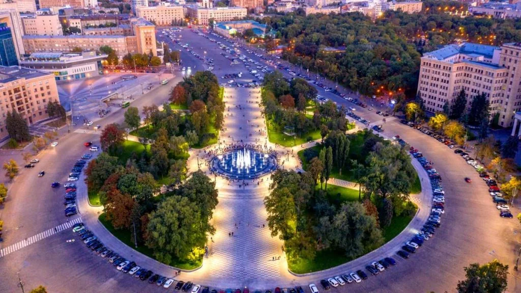 Освещённая панорама Харькова с фонтаном на площади Свободы вечером