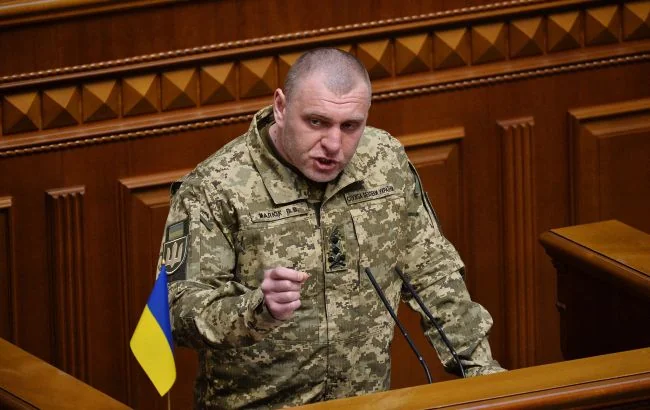 Василь Малюк у формі виступає на засіданні комітету Верховної Ради