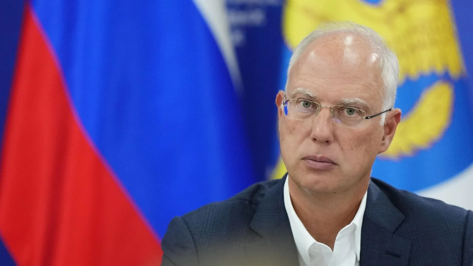Кирило Дмитрієв на тлі прапорів РФ коментує мита Трампа на Європу через Гренландію