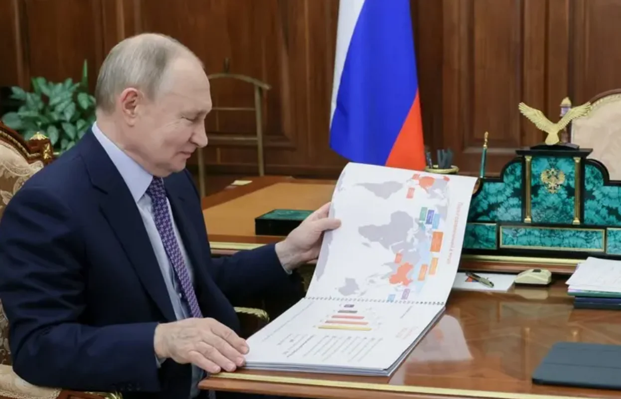 Володимир Путін у Кремлі розглядає карту світу щодо переговорів про Донбас
