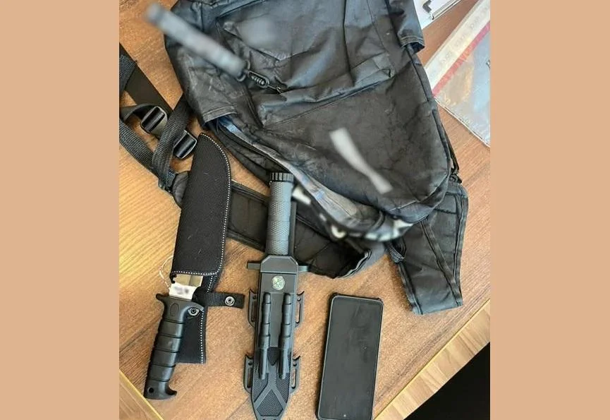 Рюкзак підозрюваного з ножами після нападу в київській школі Оболоні