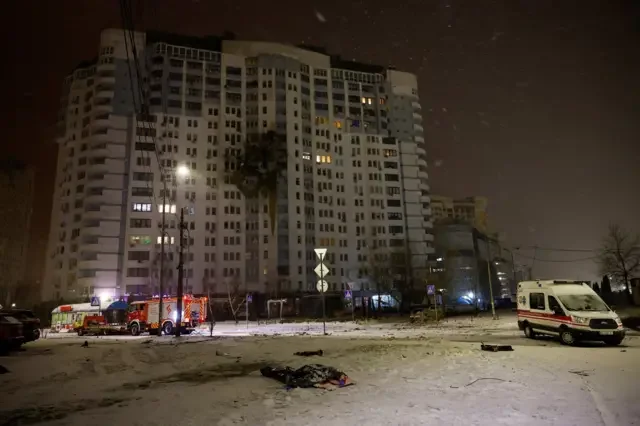 Екстрені служби біля пошкодженої багатоповерхівки в Деснянському районі Києва після удару РФ