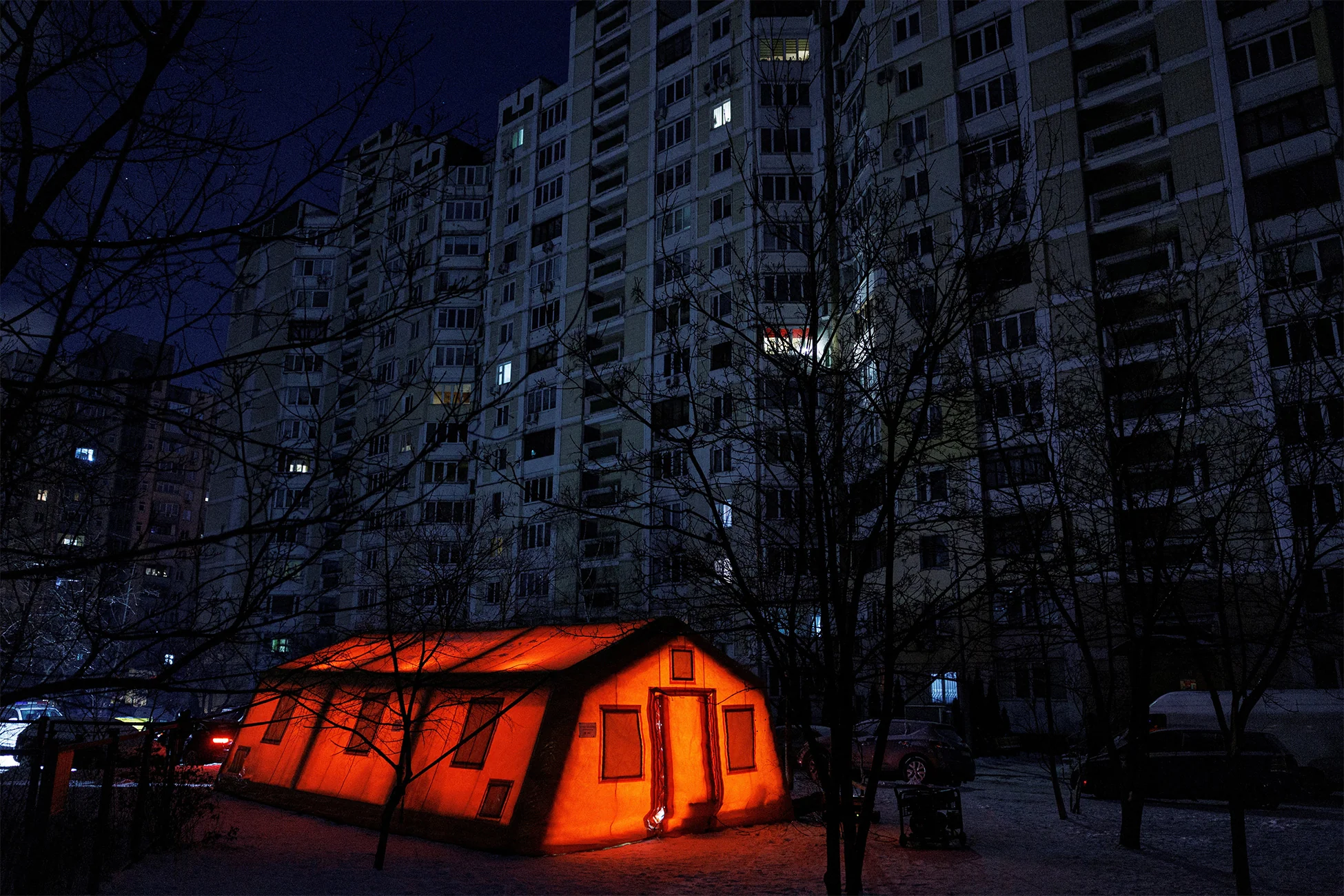 Червоний пункт обігріву біля київських багатоповерхівок вночі через проблеми з теплом