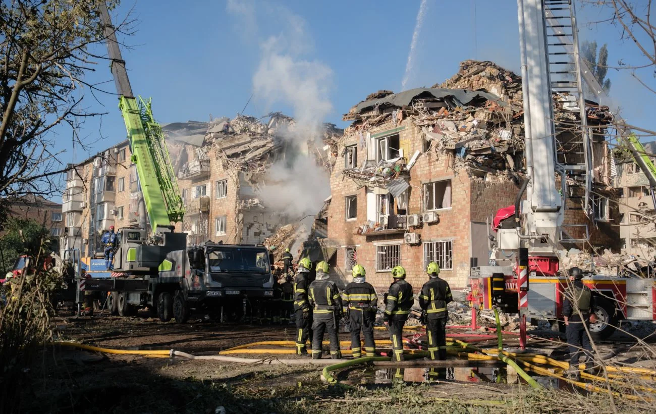 Руйнування багатоповерхівки в Києві від точкового удару РФ, пожежники гасять пожежу