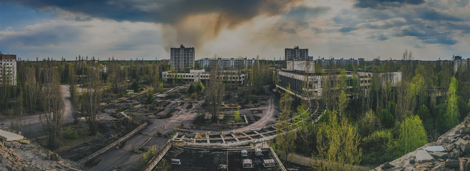 Панорама покинутних вулиць Припяті з багатоповерхівками та лісом у Чорнобилі