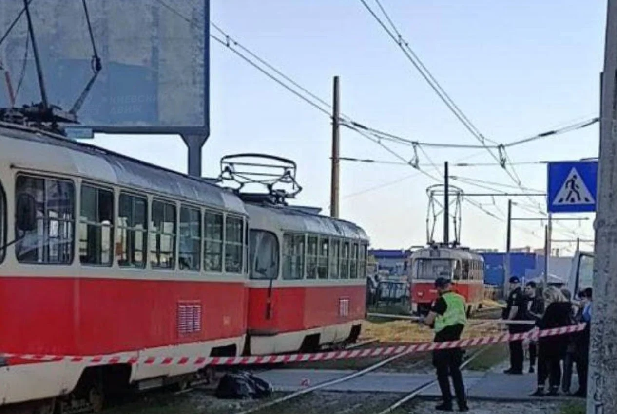 Огороджений трамвай на кінцевій у Деснянському районі Києва після нападу на водія