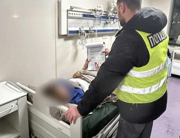 Поліцейський біля ліжка нападника-підлітка в київській лікарні після шкільного нападу