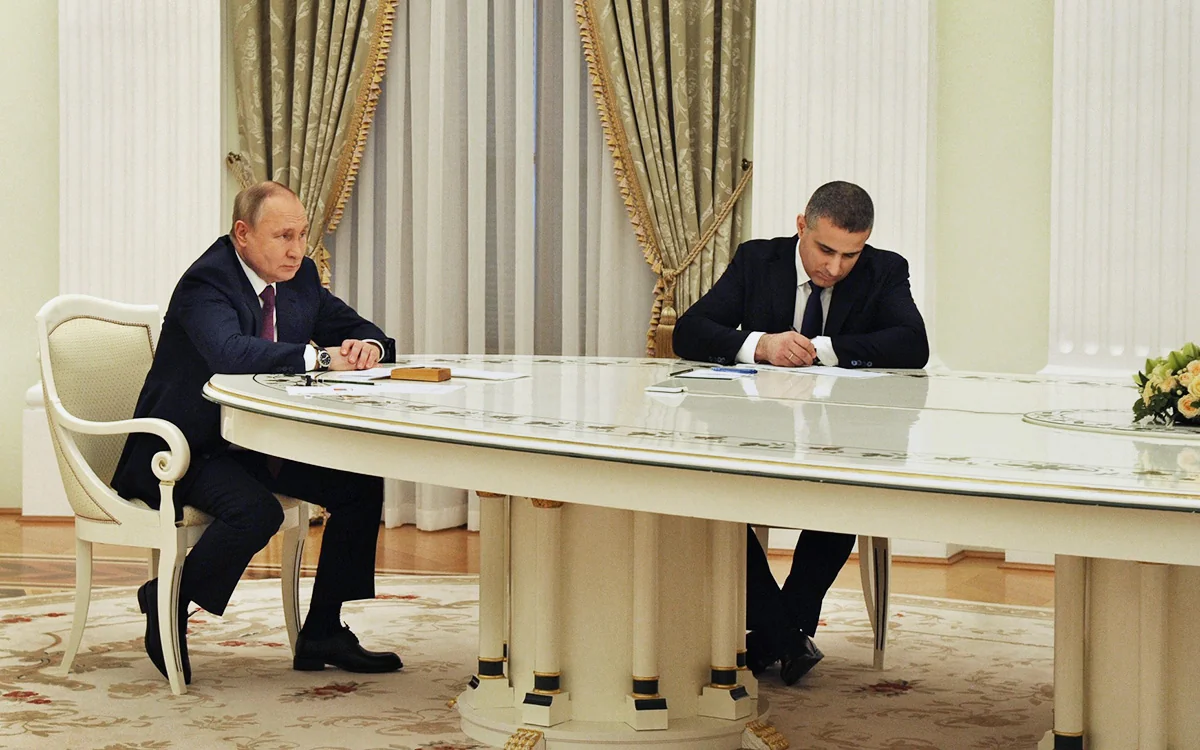 Володимир Путін за столом переговорів у новій реальності для Росії