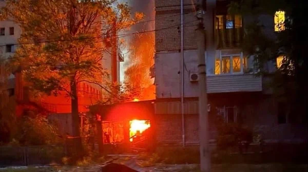 Наслідки обстрілу Запоріжжя з РСЗВ «Торнадо-С»: пожежа в багатоповерхівках