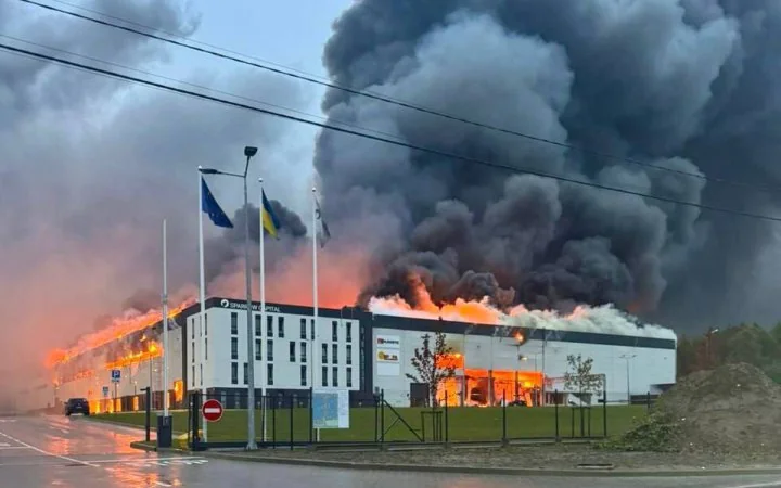 Палаюча енергетична інфраструктура від російських обстрілів з українським прапором