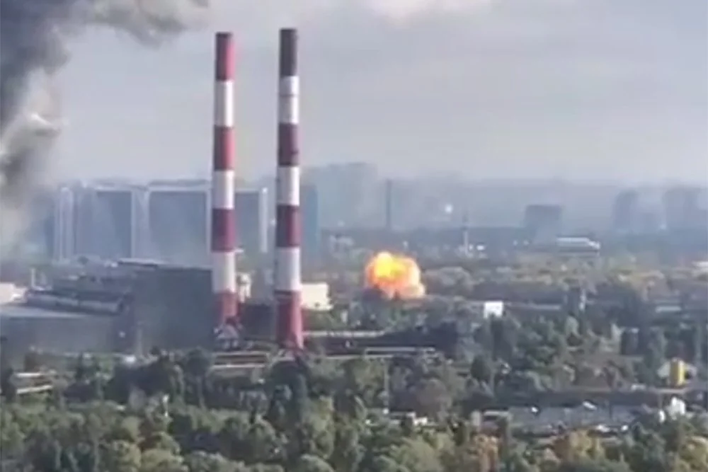 Вибух від ракетного удару по ТЕЦ-5 Києва біля червоно-білих димарів