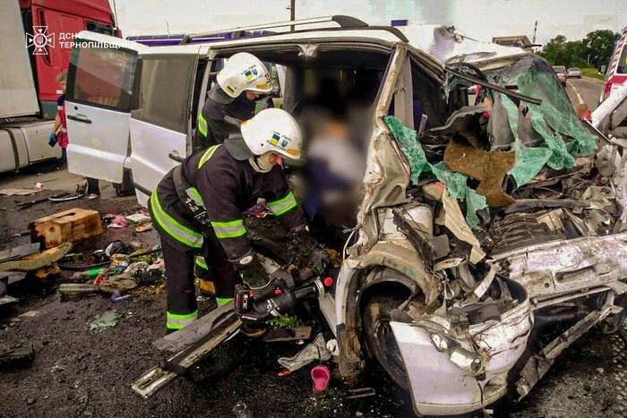 Рятувальники витягають постраждалих з розбитого Mercedes після смертельної ДТП з Hyundai під Києвом