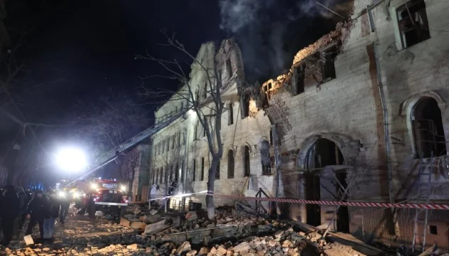 Повреждённое здание в Индустриальном районе Харькова после ночного ракетного удара