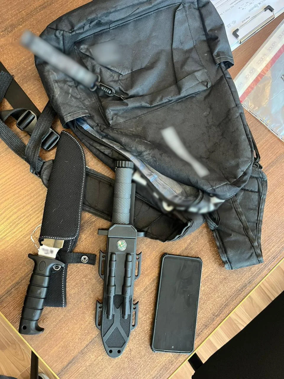 Рюкзак з ножами після ножового нападу в київській школі