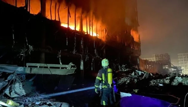 Пожежа багатоповерхівки в Києві після нічного обстрілу, пів міста без опалення