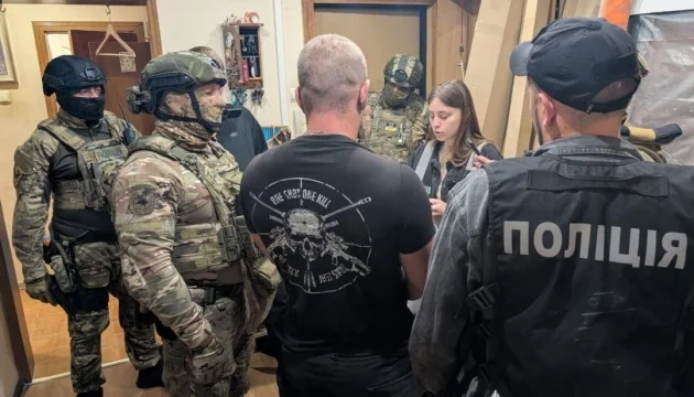 Поліцейські проводять обшук у справі корупції на смітті в трьох областях