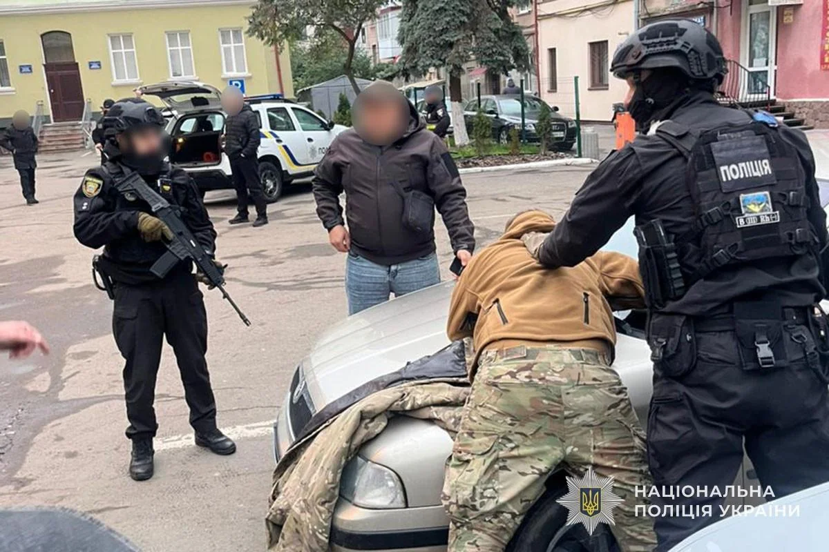 Поліцейські затримують шантажиста Олени Тополі біля автомобіля в Києві
