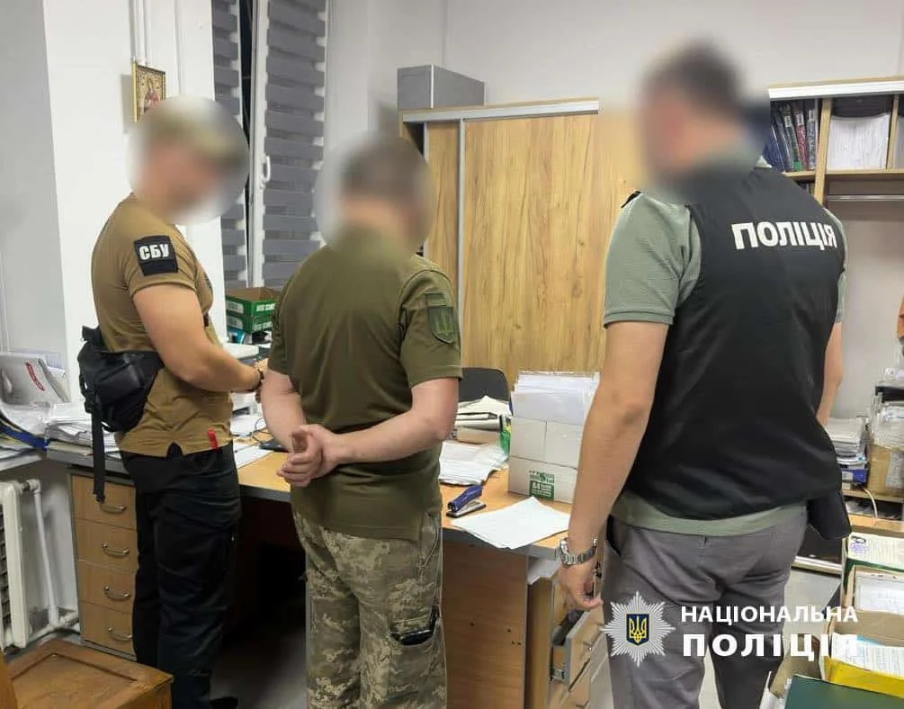 Полковника ТЦК затримувачі в кабінеті за приховану квартиру за 1,8 млн грн
